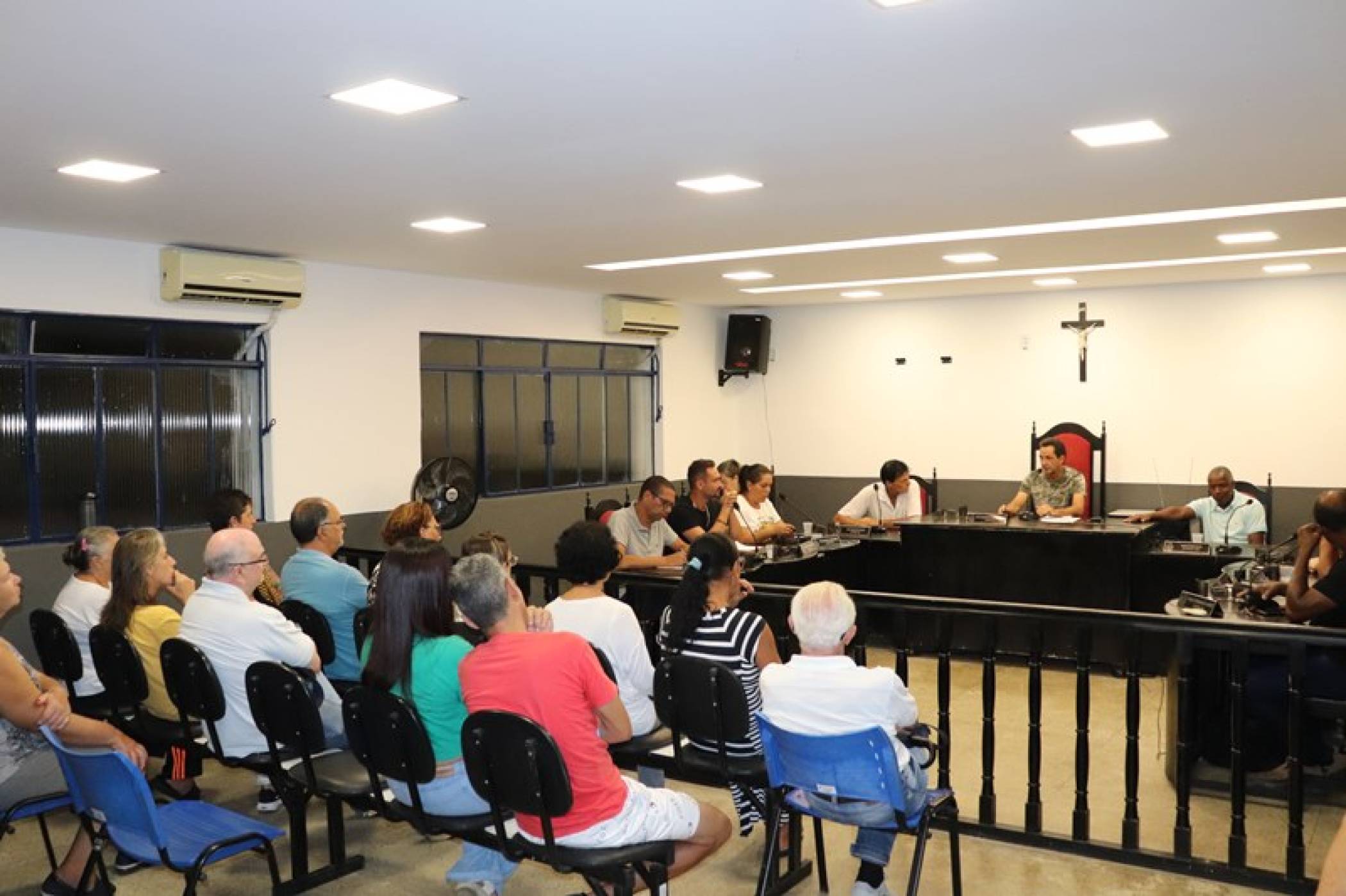Em sala de reuniões reconstruída vereadores votam pela proibição de fogos de artifício com ruído em Simão Pereira